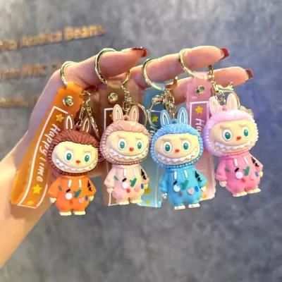 Ключодържател Labubu Sweet с фигурка Лабубу в цветен суитшърт