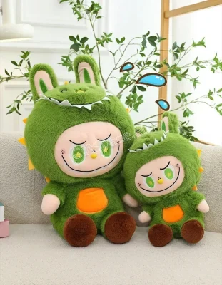 Плюшена играчка Labubu в зелен костюм на динозавър