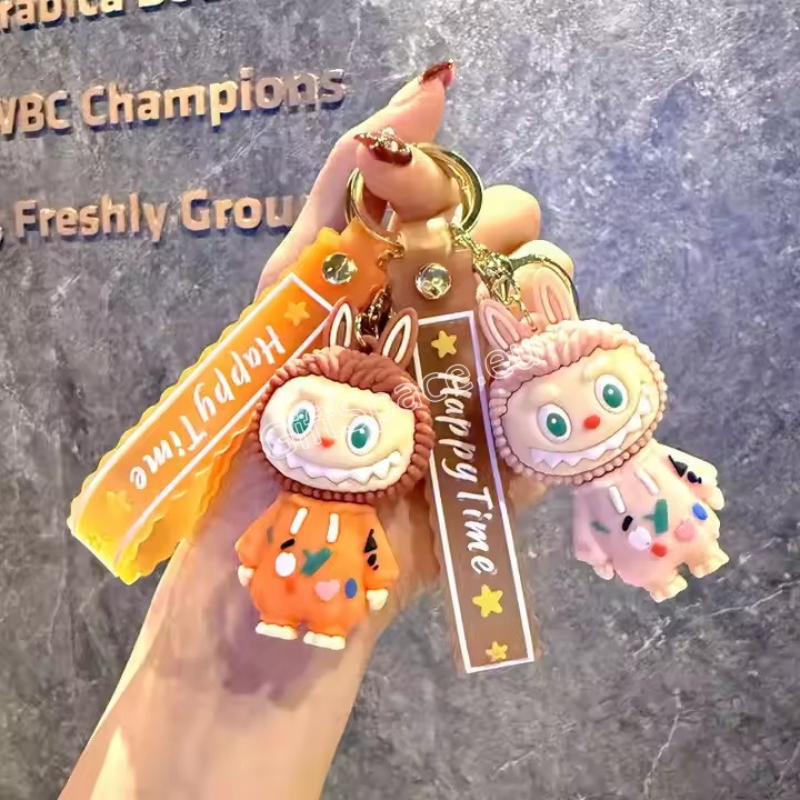 Ключодържател Labubu Sweet с фигурка Лабубу в цветен суитшърт