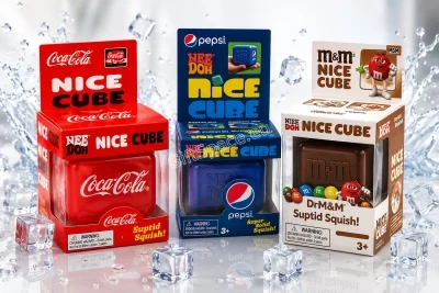 Скуиши кубче NeeDoh Nice Cube с релефно лого, в син, червен или кафяв вариант