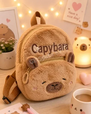 Плюшена раница Капибара с бродиран надпис „Capybara“