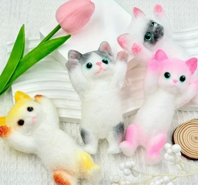 Скуиши коте в кутийка