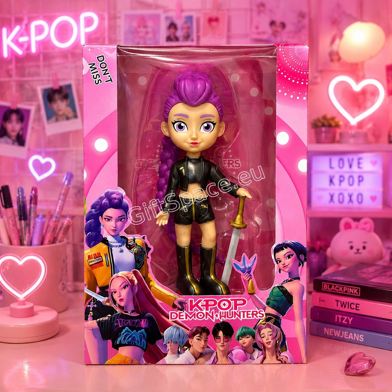 Колекционерска фигура Руми от K-Pop Demon Hunters с меч