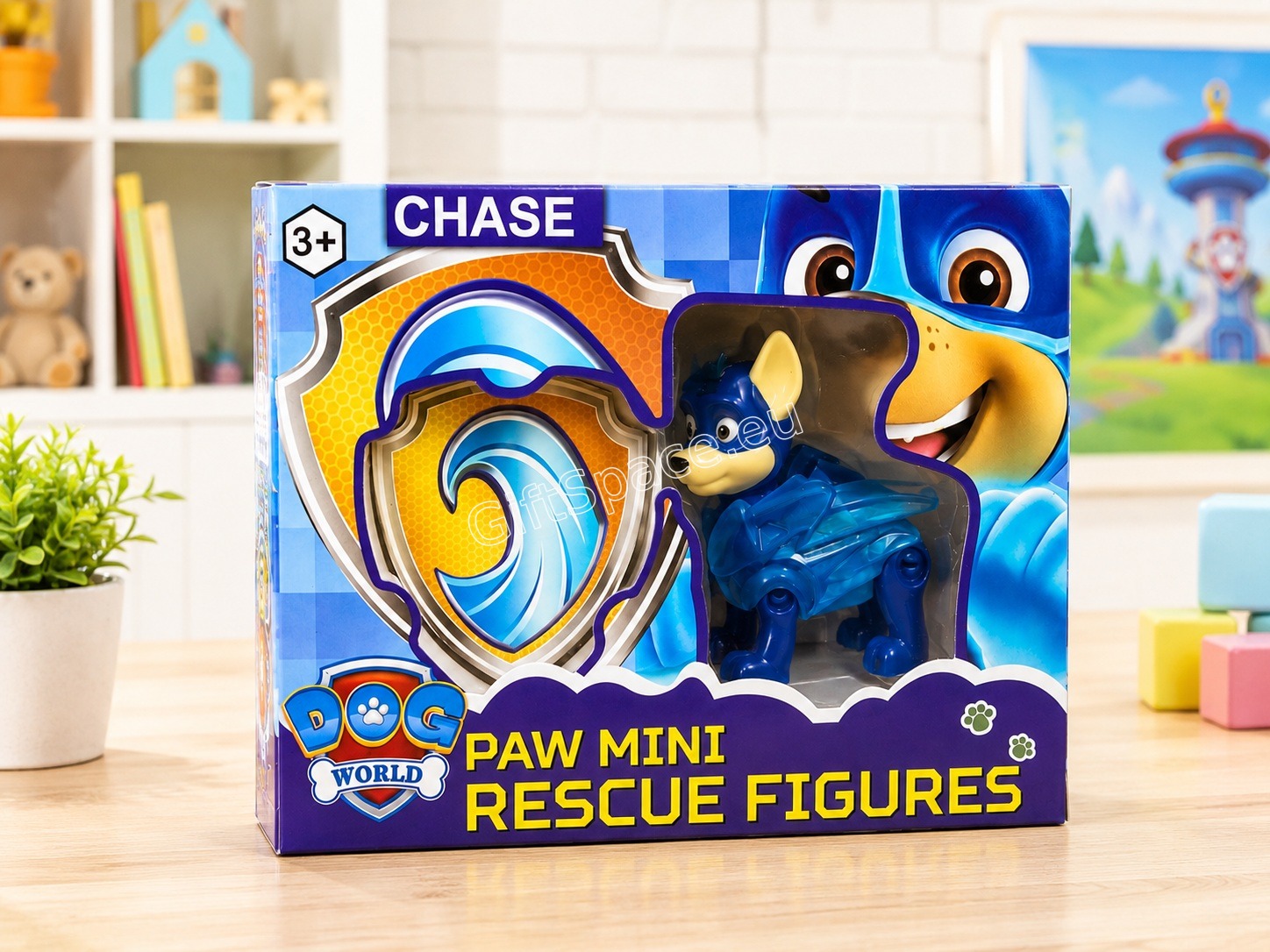 Фигурка на Чейс от Paw Patrol със синя полицейска униформа и раничка