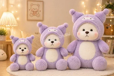 Плюшена Куроми от Sanrio в костюм на кафяво мече със сваляща се качулка