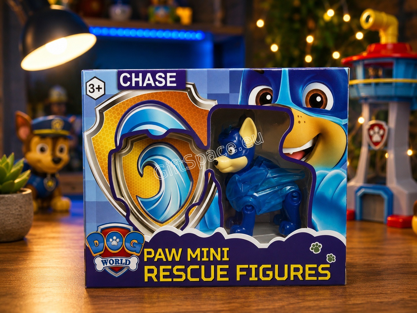 Фигурка на Чейс от Paw Patrol със синя полицейска униформа и раничка